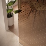 Dierre, dettaglio della porta scorrevole in vetro Lucenti, mood Urban, decoro Dekò (vetro trasparente bronzo)